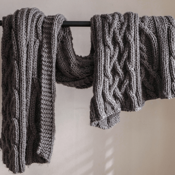 Plaid Crochet Luxe en Grosse Laine Gris Foncé / 120x150 cm