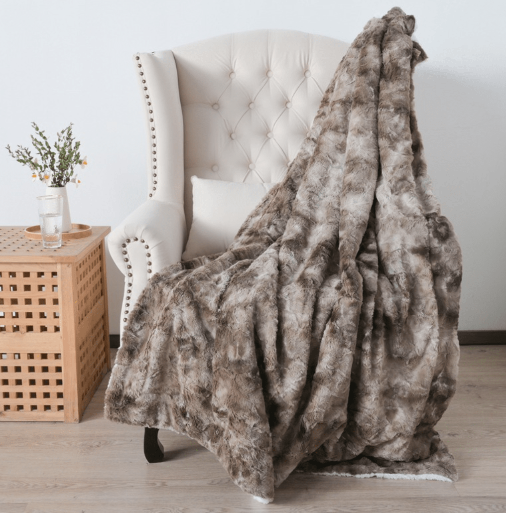 Plaid Luxe en Imitation Fourrure Taupe | JustAplaid 150x125 cm